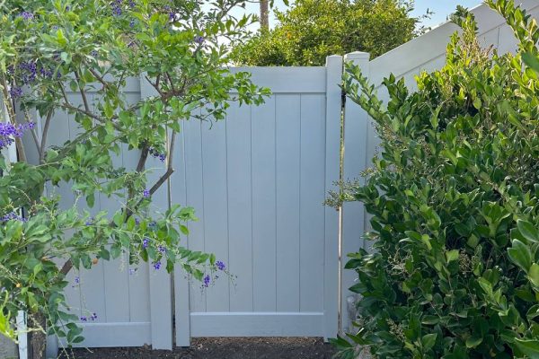 HandyMaestro Fencing Solutions Vinyl Fence